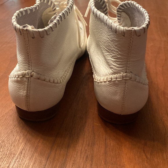 Vintage Piña Colada White Leather Moccasins with embroidery - Picture 7 of 8